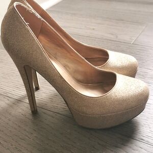 Aldo women's gold glitter glam 5" platform high heels. Size 8. EUC